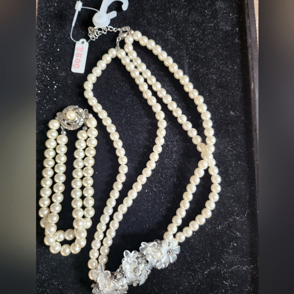 Twisted Faux Pearls necklace and bracele set
